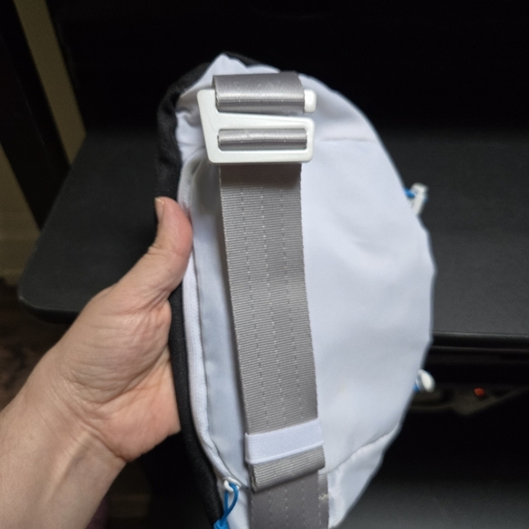 Hoka Fanny Pack Bag Black & White Waistpack Pockets Hiking Outdoor Running - Picture 5 of 6